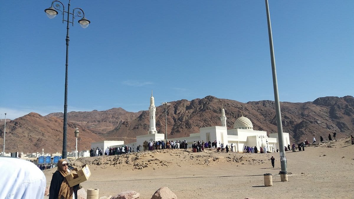 Mengenal Jabal Uhud Menapak Jejak Sejarah Pertempuran Uhud Rawda Umroh