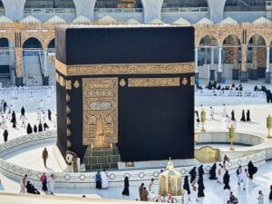 The Kaba Great Mosque of Mecca Saudi Arabia 4 Perlengkapan Umroh Wanita: 12 Barang yang Wajib Dibawa, Jangan Sampai Terlupa!