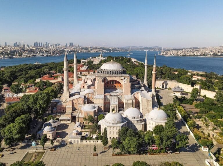 Mengenal Masjid Hagia Sophia Istanbul: Menjelajahi Kemegahan Arsitektur Bersejarah Islam di Turki