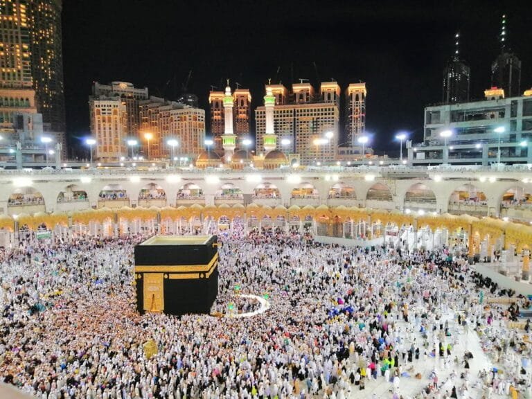 Cara menghadapi kerumunan saat tawaf agar tidak terpisah dari rombongan